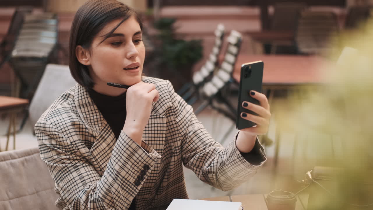 una mujer de negocios en un descanso de café al aire libre.