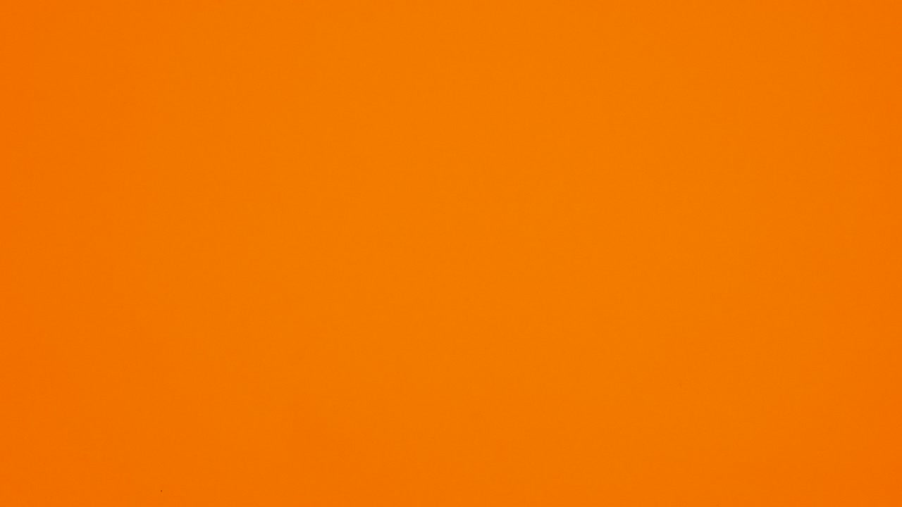 "Happy Halloween"-tekst skrives, og spøgelser flyver rundt om teksten. Stop motion