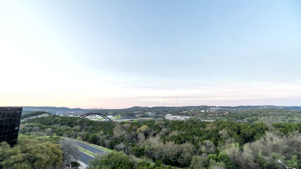 해가 뜨는 오스틴 스카이라인의 넓은 각도 시간 지연