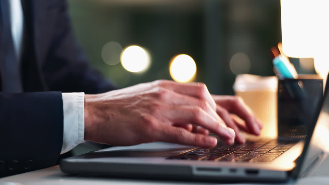 노트북에서 타이핑하는 손