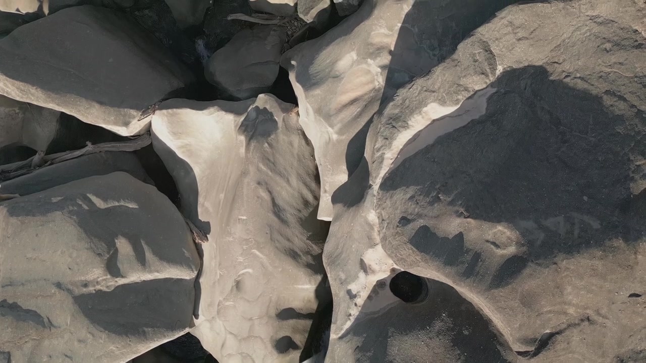 Kvartsitt-løsningsgryte og fluvial sprekkekanal langs Sao Miguel-elven ved Vale da Lua, Chapada dos Veadeiros nasjonalpark, Brasil, droneoverflyvning ovenfra og fremover