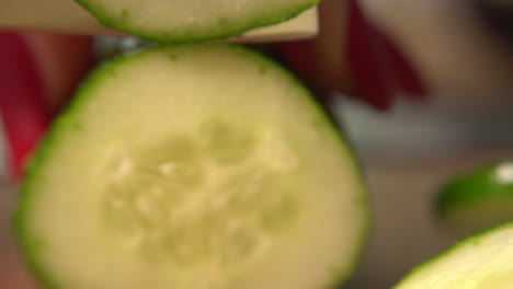 cuchillo corta verduras para ensalada en cámara lenta