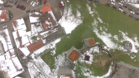 vista superior castillo medieval con nieve en portugal