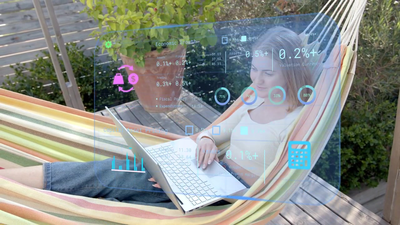 Donna sdraiata su un'amaca che tocca il laptop, creando grafici finanziari, icone e indicatori mentre analizza i dati.