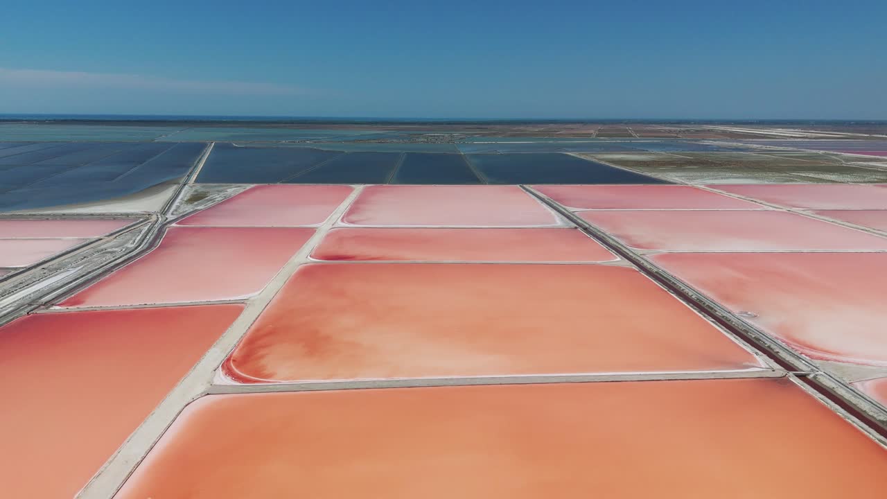 vista aérea de los estanques de evaporación de sal de color naranja, granja de sal marina, albania