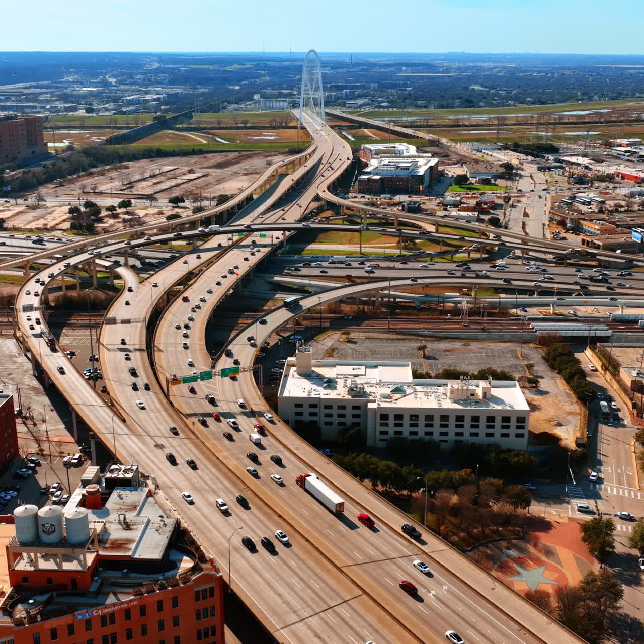 Banyak mobil melaju di jalanan dan jalan tol di siang hari. Sistem lalu lintas Dallas, Texas, AS dari pandangan atas.