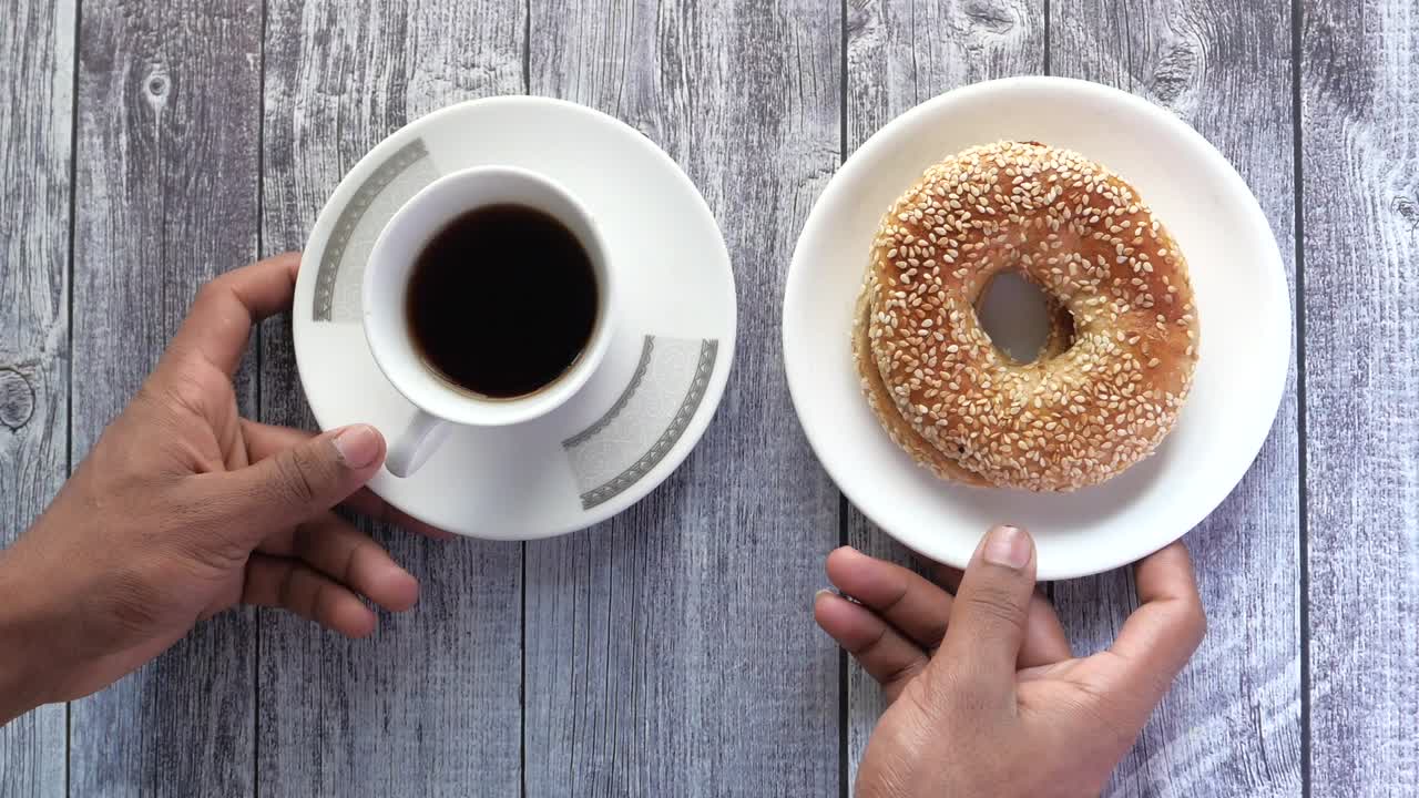 pan de bagel fresco y una taza de té en la mesa