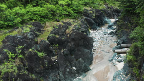 sequía del río nizao cerca de la central hidroeléctrica en república dominicana