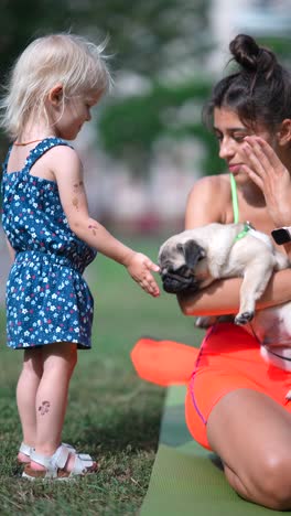 mujer, perro y niño en el parque