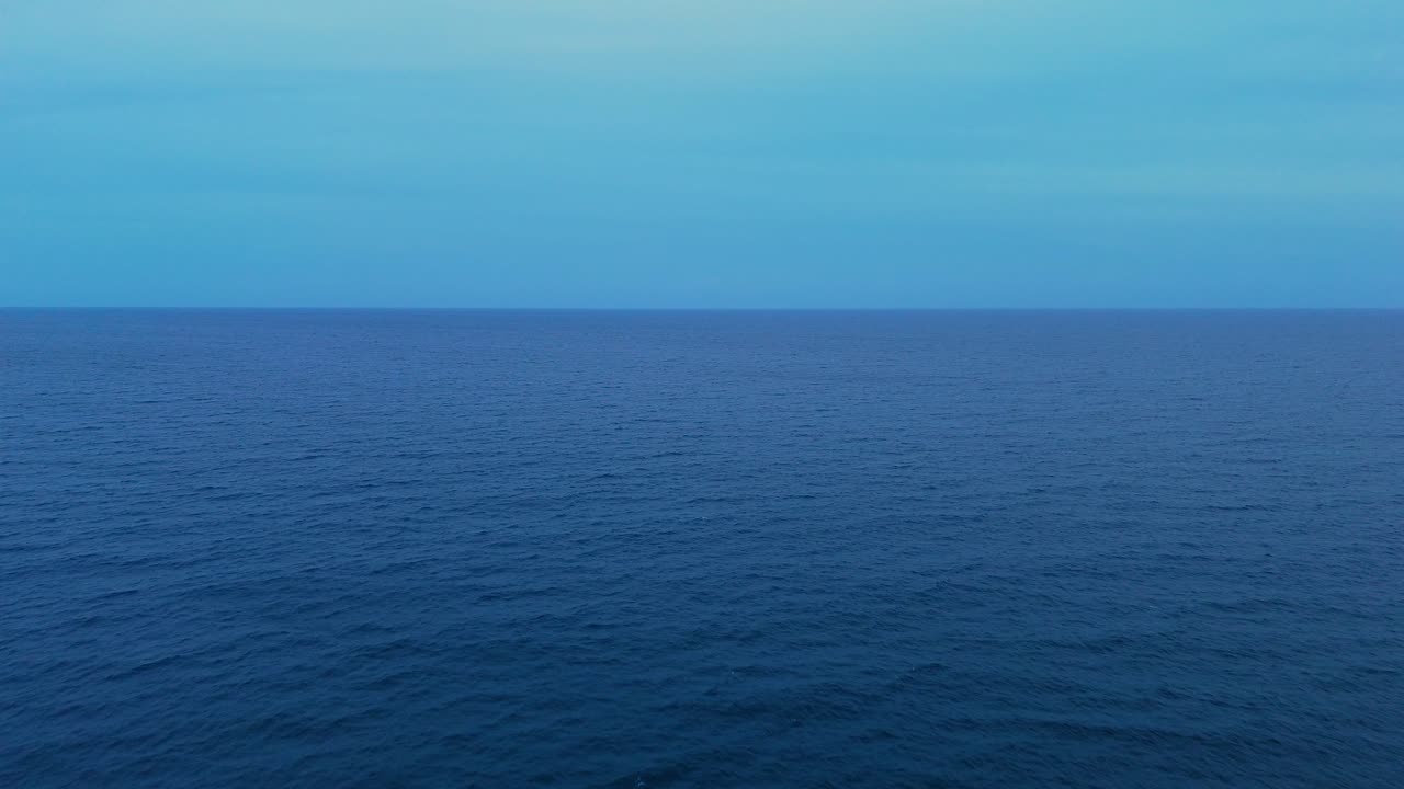 은 파란 바다 물이 지평선에 여, 평화롭고 개방된 전망은 배경에 완벽합니다.