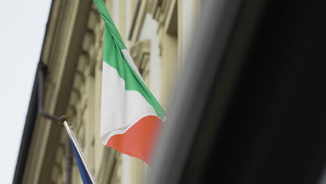 Weicher-Dolly,-Der-Die-Verworrene-Italienische-Flagge-Enthüllt
