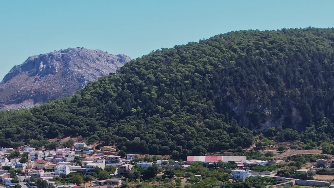Vista di un villaggio con montagne a Rodi, Grecia, durante il giorno
