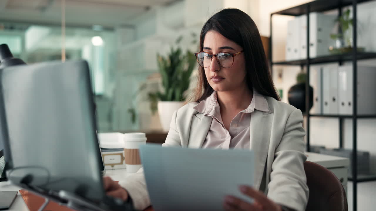 Geschäftsfrau arbeitet an ihrem Schreibtisch in einem Büro