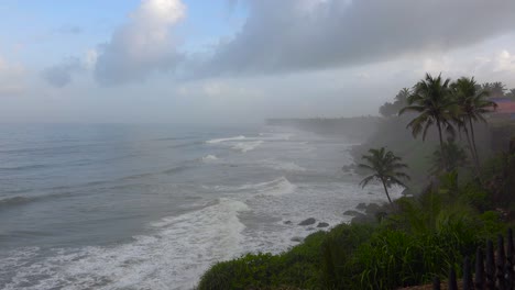 las olas llegan a la orilla a lo largo de la costa de kerala, india