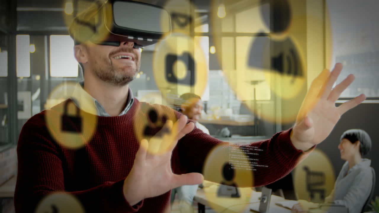 animación de procesamiento de datos e iconos de redes sociales sobre hombre caucásico con auriculares vr