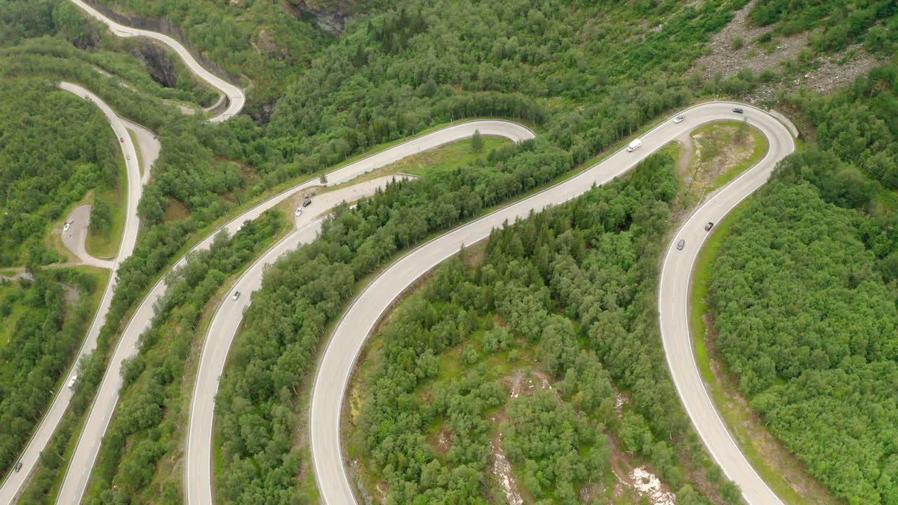carretera serpentina en las montañas de stryn en el condado de vestland, noruega