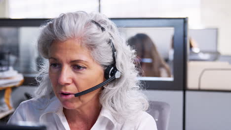 Mujeres-Blancas-Mayores-Que-Trabajan-En-Un-Centro-De-Llamadas-De-Servicio-Al-Cliente