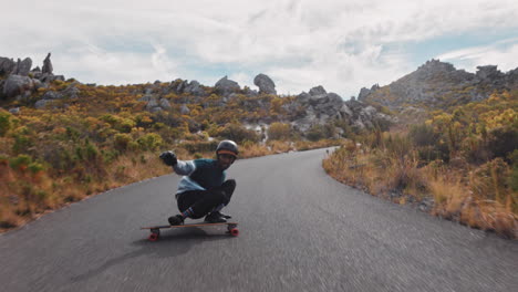 Junger-Afroamerikanischer-Mann,-Der-Auf-Einem-Longboard-Reitet-Und-Schnell-Skatet,-Genießt-Es,-Auf-Einer-Landstraße-Bergab-Zu-Fahren-Und-Tricks-Mit-Skateboard-Zeitlupe-Zu-Machen