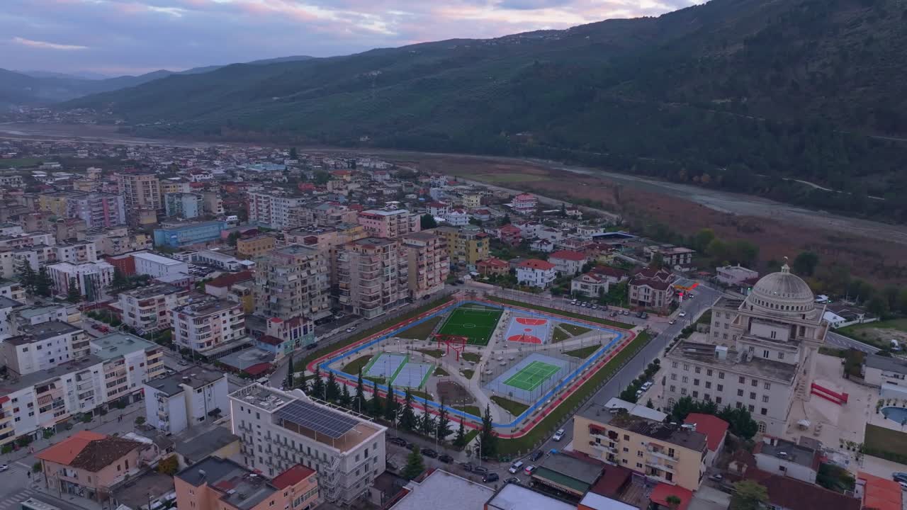 Dronebilde av Berats bybilde med idrettsanlegg og bygninger, Albania