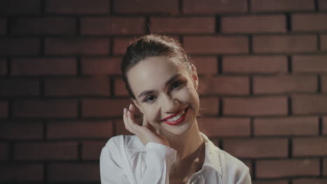 Chica-Elegante-Tocando-El-Cabello-Y-La-Oreja-Mientras-Posa