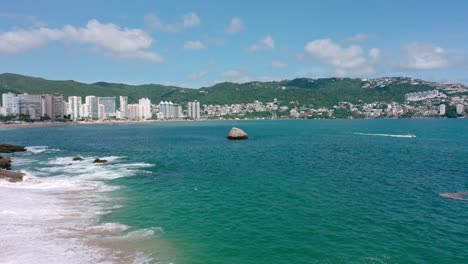 ángulo-Bajo-Aéreo-Sobre-El-Océano-Pacífico-En-El-Día-Cerca-De-La-Costa-De-México-En-El-Día