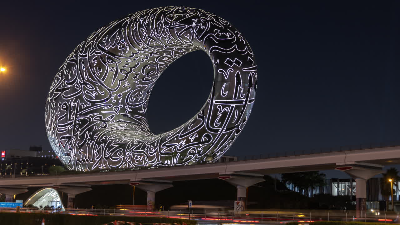Time lapse del Museo del Futuro e del treno della metropolitana a Dubai di notte