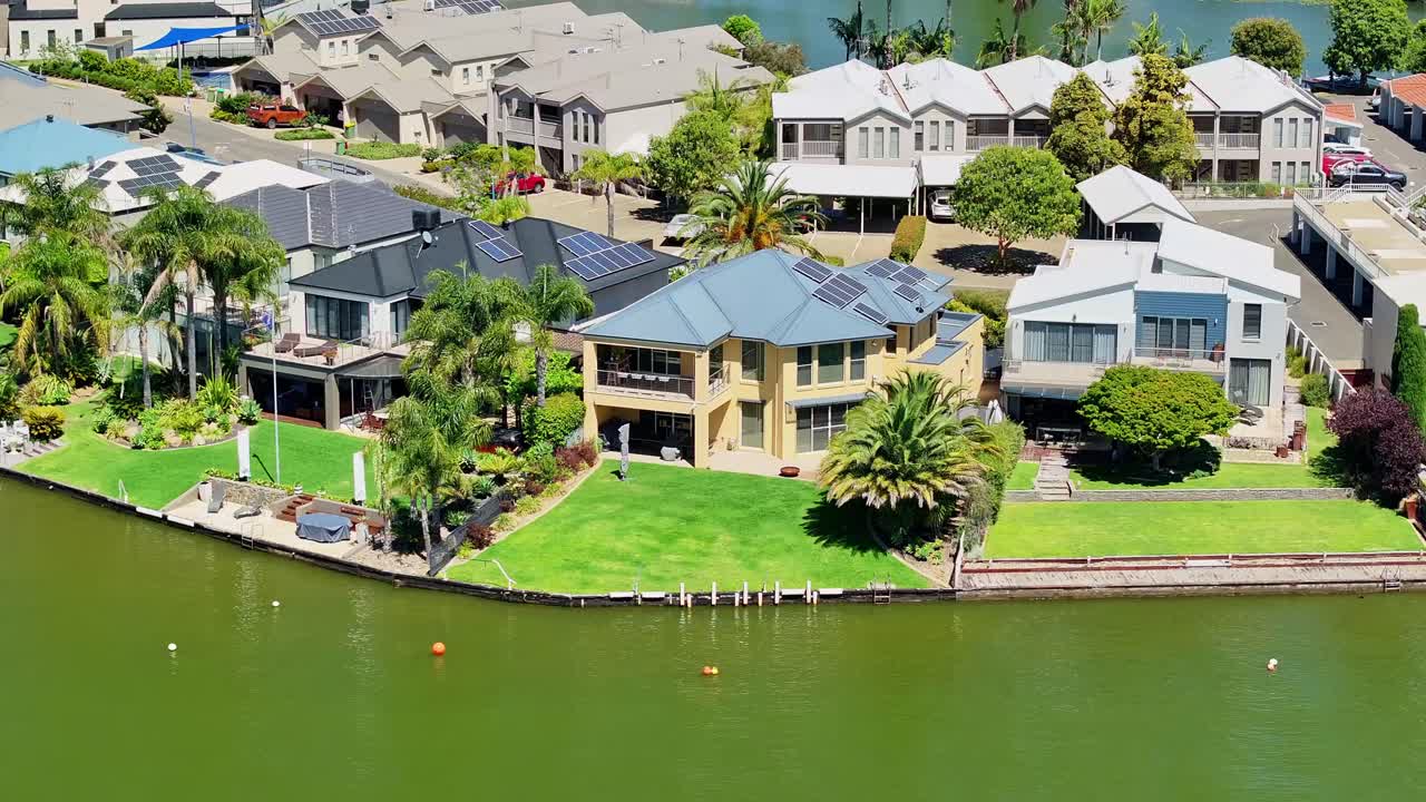 오스트레일리아 nsw 의 mulwala 호수 연안 에 있는 고급 주택 과 아파트 들 의 가까운 공중 뷰