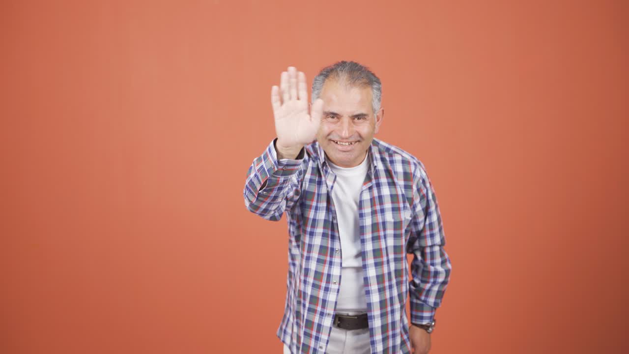 hombre feliz saludando a la cámara.