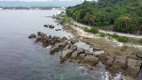 playa grandes rocas al lado de la carretera