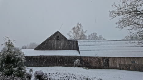 Im-Winter-Schneit-Es-In-Ländlicher-Umgebung,-Isolierte-Lage-Mit-Holzhaus