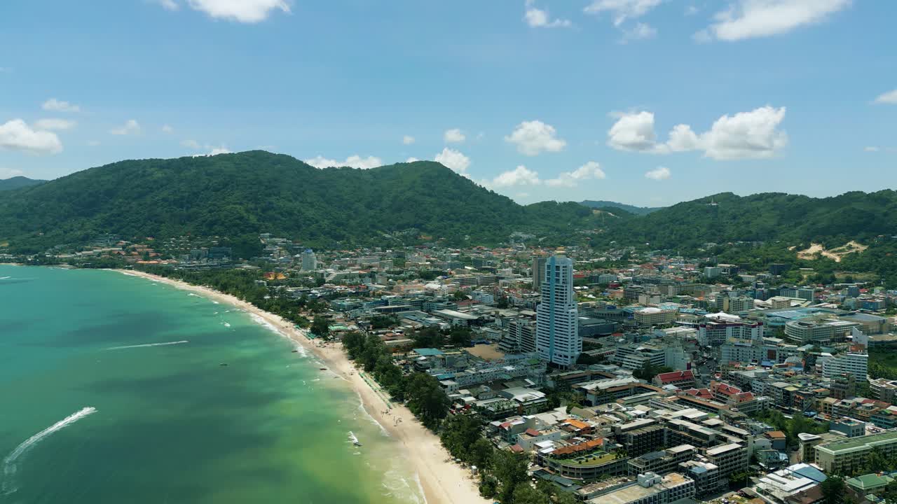 imágenes aéreas de naturaleza cinematográfica de 4k de un avión no tripulado volando sobre la hermosa playa de patong en phuket, tailandia en un día soleado