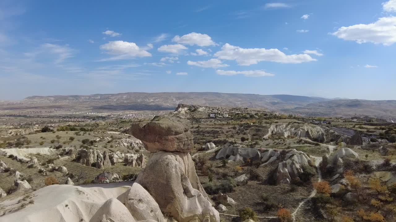 en un día soleado, una vista panorámica de piedras preciosas en capadocia, turquía