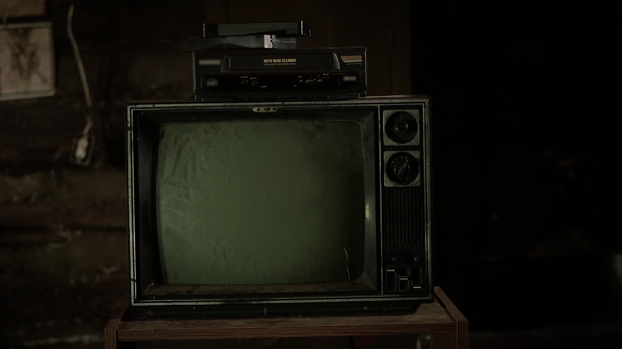 은, 더러운 tv와 vcr를 천천히 확대합니다.