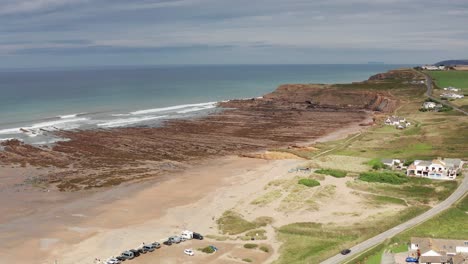 Antena-Drone-Sobrevuelo-Playa-Y-Ciudad-En-Widemouth-Bay-North-Cornwall