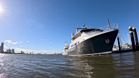 un barco se acerca y atraca en el muelle