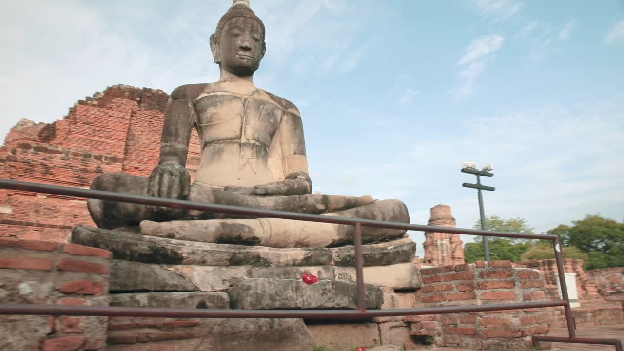 estatua budista en el wat that maha en ayutthaya, tailandia