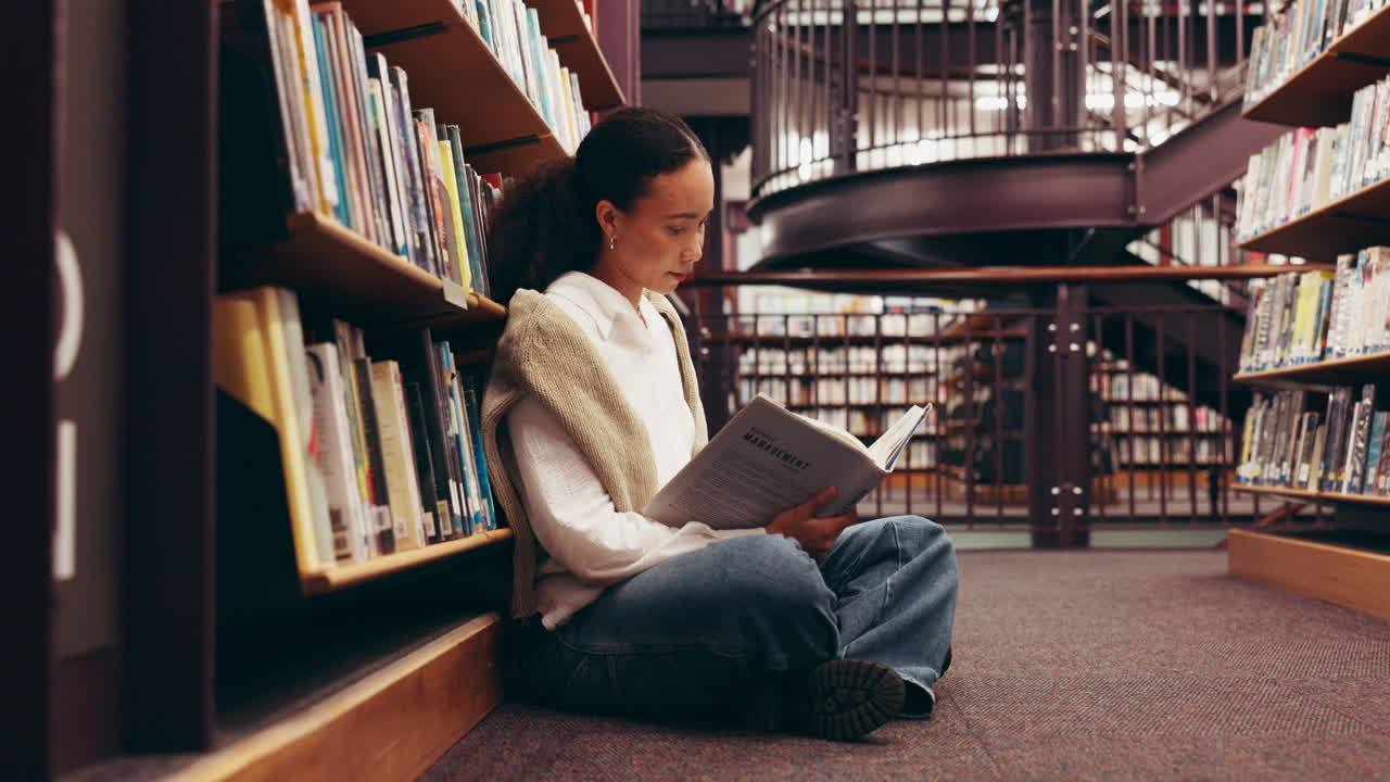 Une femme qui lit un livre dans une bibliothèque
