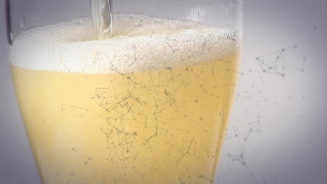 animation eines netzwerks von verbindungen über ein champagnerglas auf weißem hintergrund