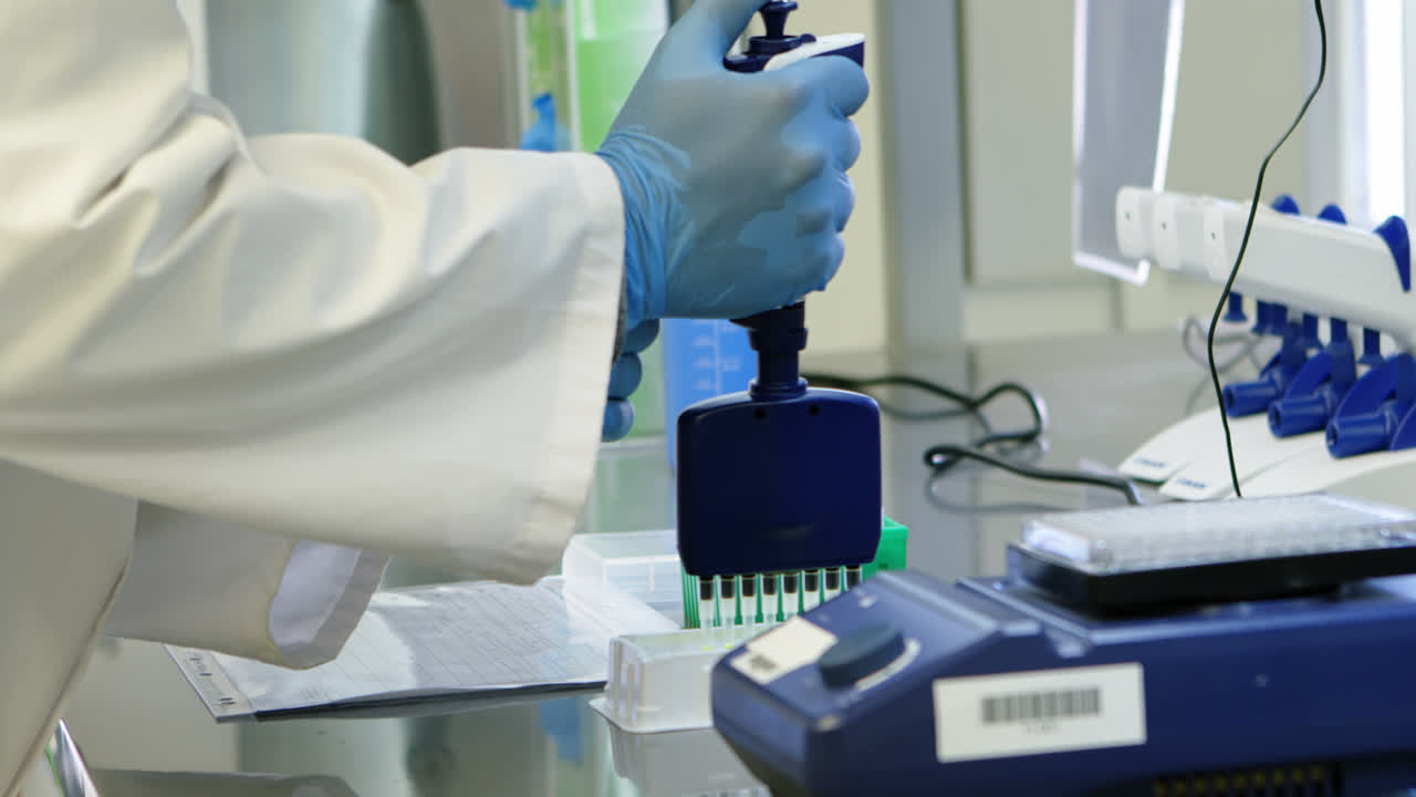 백신 랙에 화학 물질을 주사하는 과학자 4k