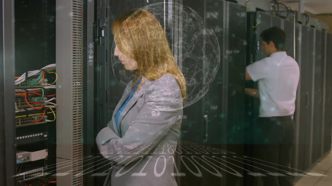 animación del procesamiento de datos sobre diversas personas de negocios en la sala de servidores