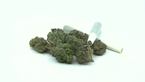 Marihuana-Joints-Und-Knospen,-Die-Sich-Auf-Weißem-Hintergrund-Drehen