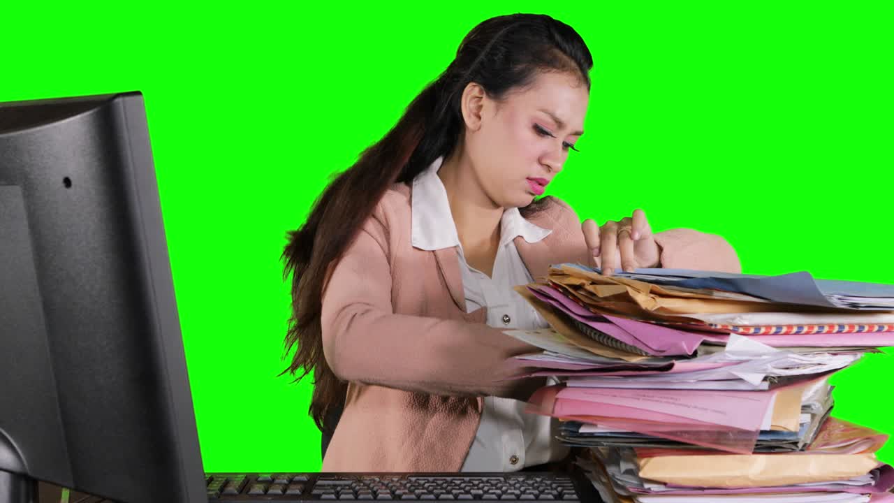 문서를 찾는 사업가