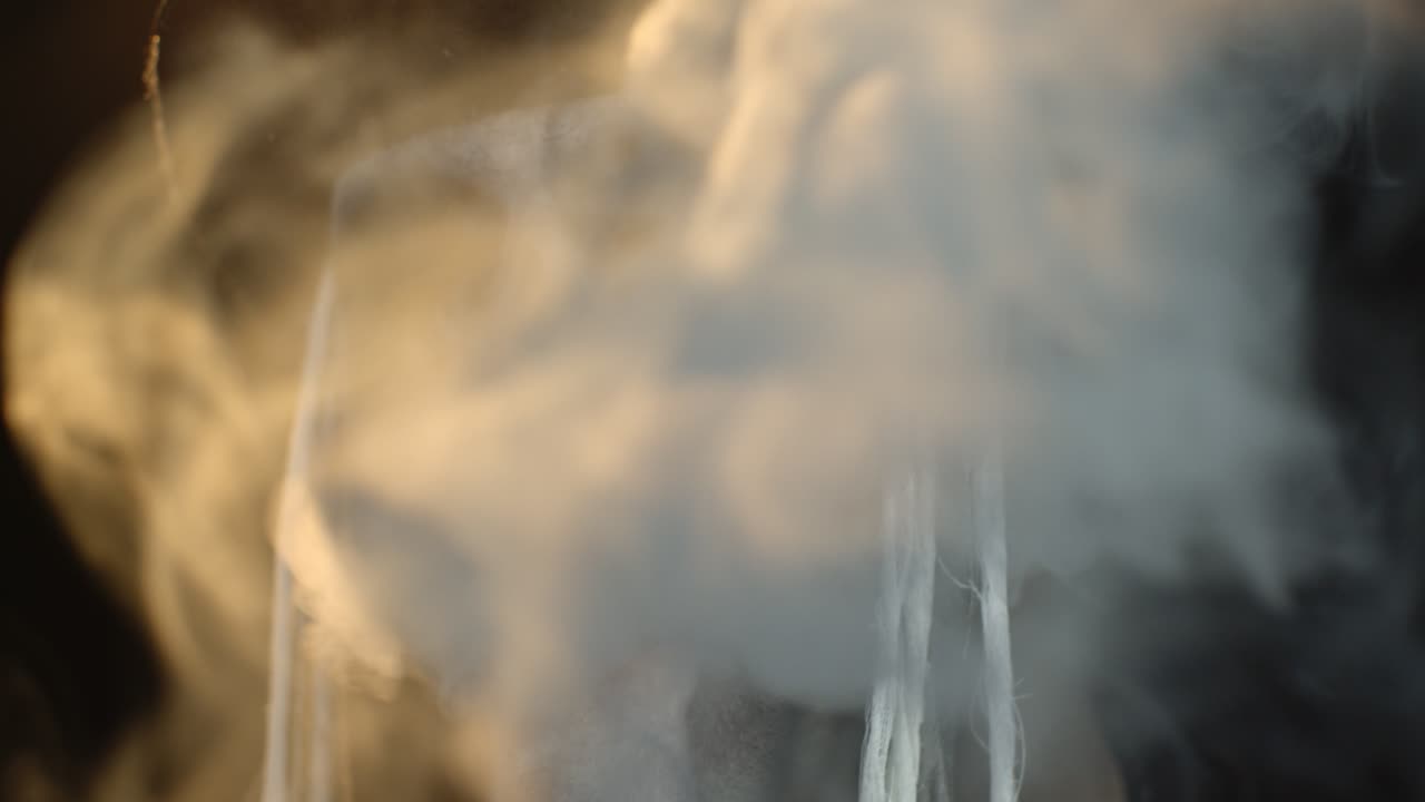 할로윈 의 주제 의 의상 을 입고 있는 무서운 남자 의 초상화