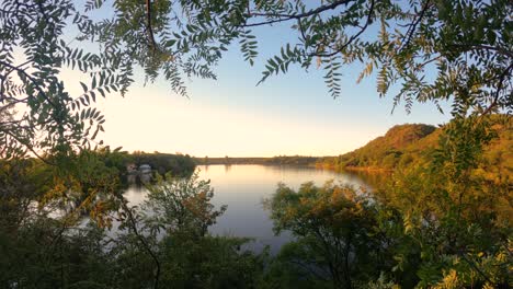 tiro de lapso de tiempo del lago tranquilo y la vegetación de córdoba, argentina durante el atardecer