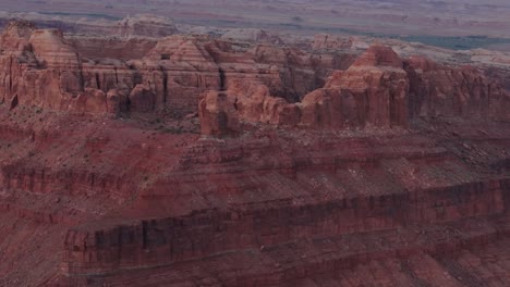 Wide-panning-shot-of-the-San-Rafael-Reef-mesa-desert-in-Utah