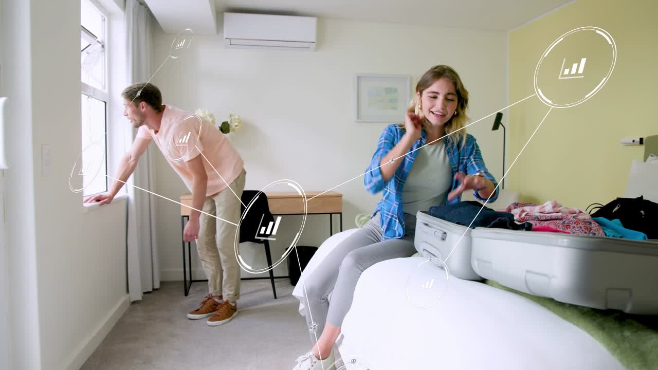Donna che prepara la valigia, uomo che controlla la finestra, sovrapposizione di dati che collega gli oggetti durante la preparazione del viaggio