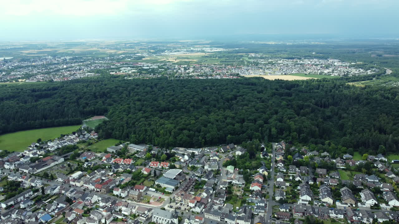 숲 과 주거 지역 이 있는 독일 의 도시 의 공중 사진
