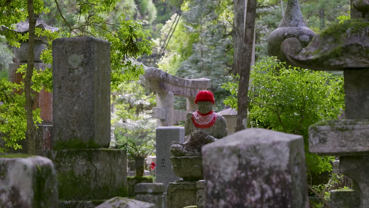 un trípode estático filmado en los terrenos del templo de mt. koya en japón