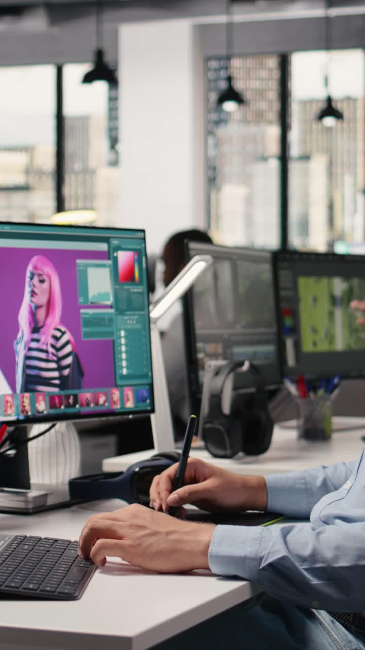 Specialista uomo di video verticali che modifica fotografie al computer con strumenti software di ritocco.