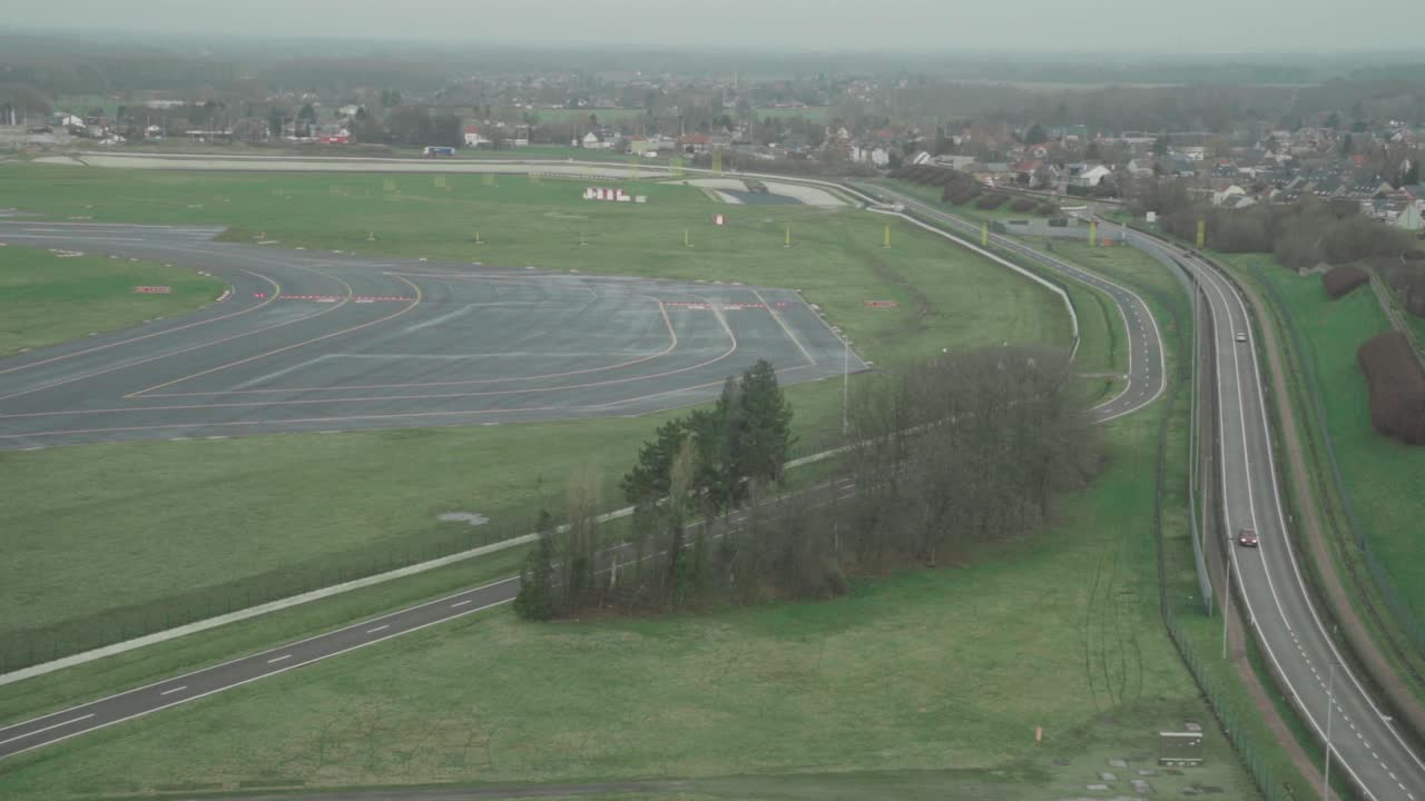 브뤼셀 공항, 자벤템, 벨기에 옆 도로에서 운전하는 자동차 및 차량